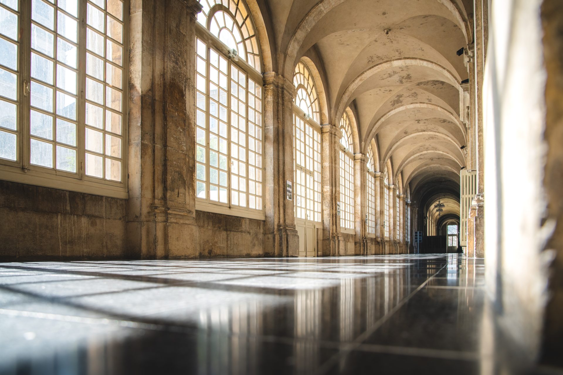couloir vouté de l'abbaye baigné de soleil