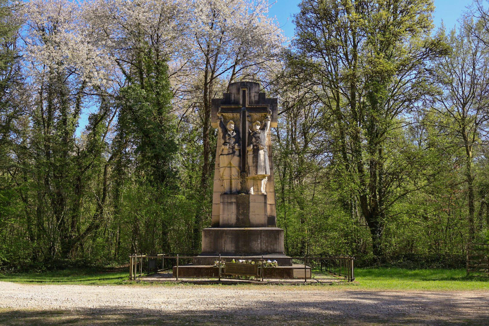 la croix des Carmes : grandes statue de pierre figurant deux soldats qui portent une croix