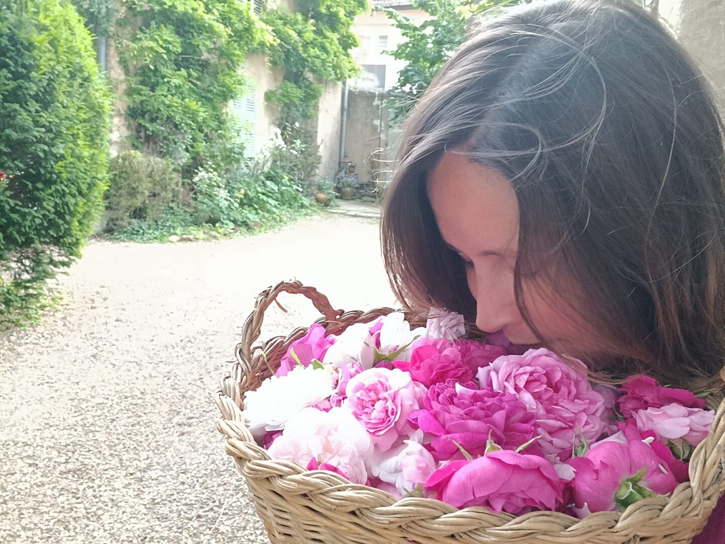 Juliette respire un panier de roses