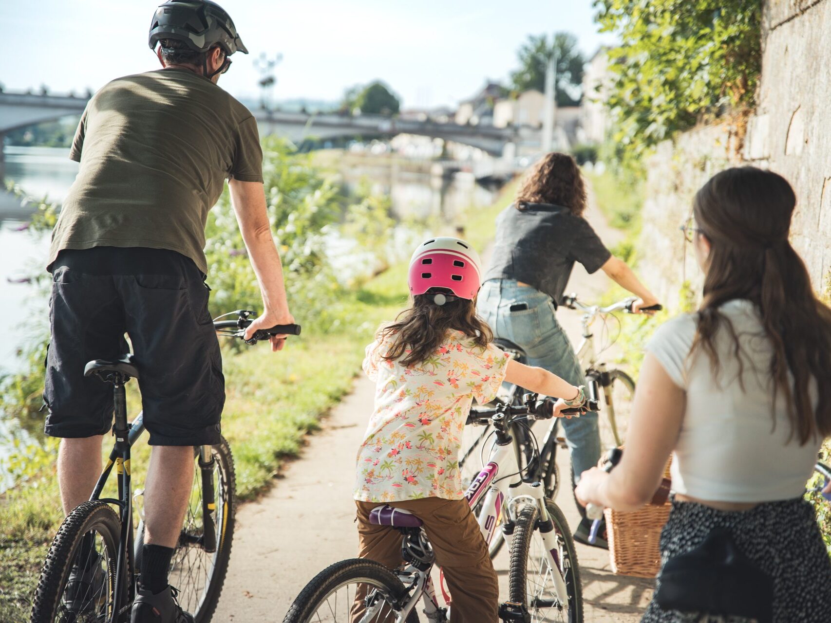 famille en balade sur la voie bleue