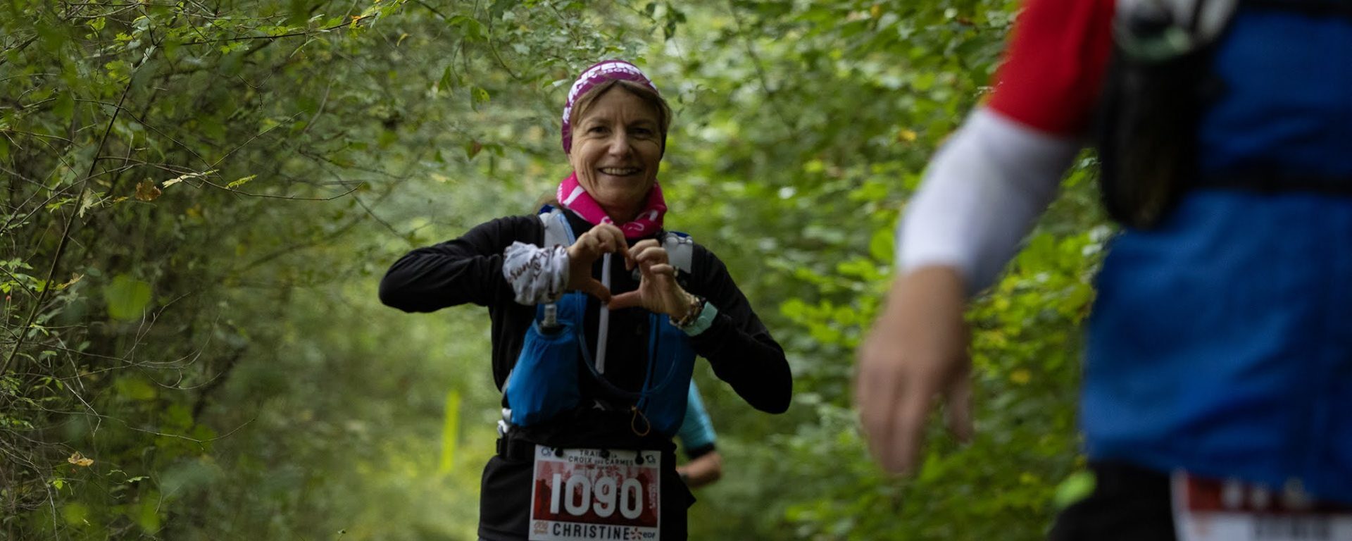 femme souriante participant au trail de la crois des carmes