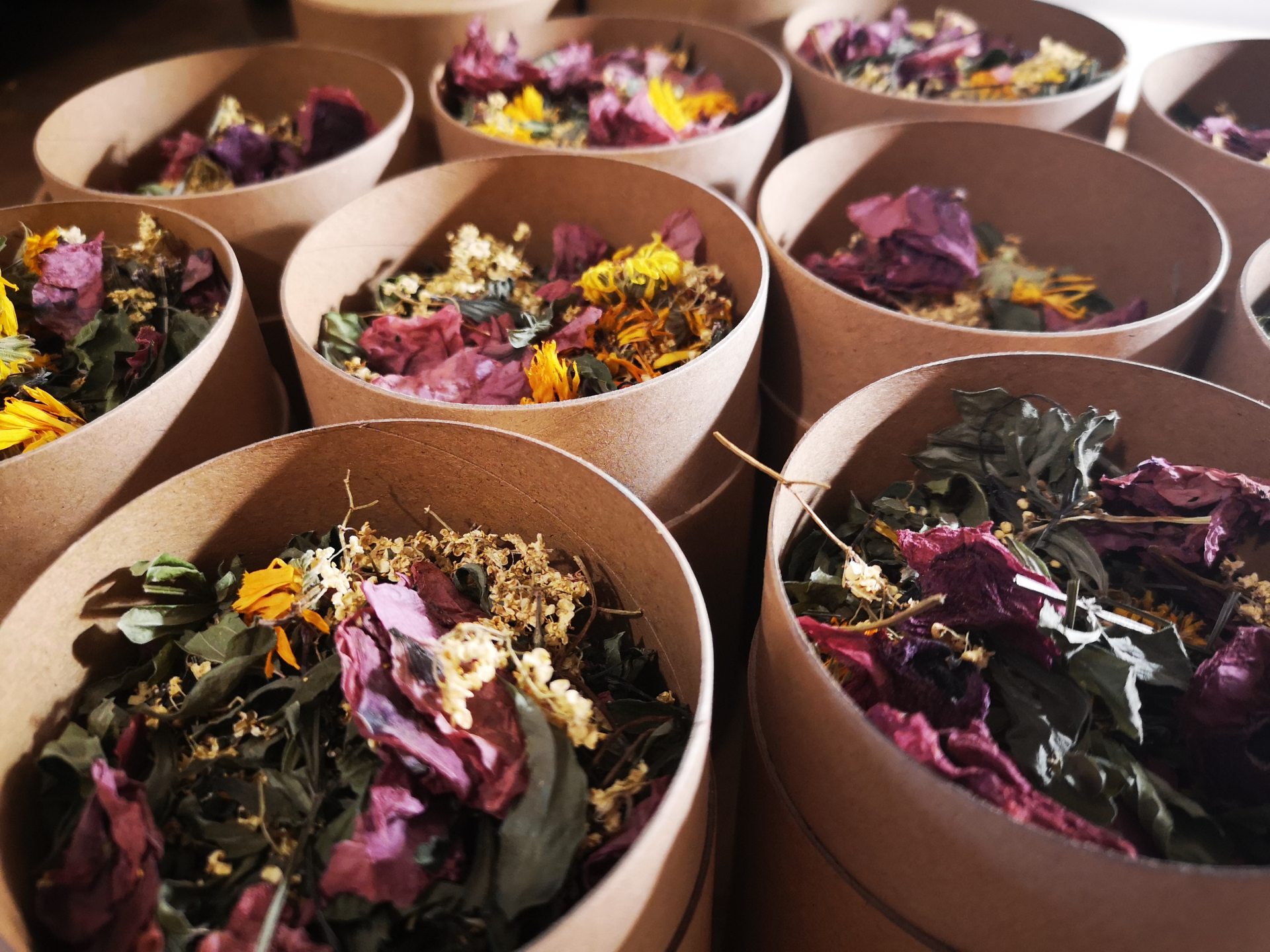 préparation de tisanes fleuries