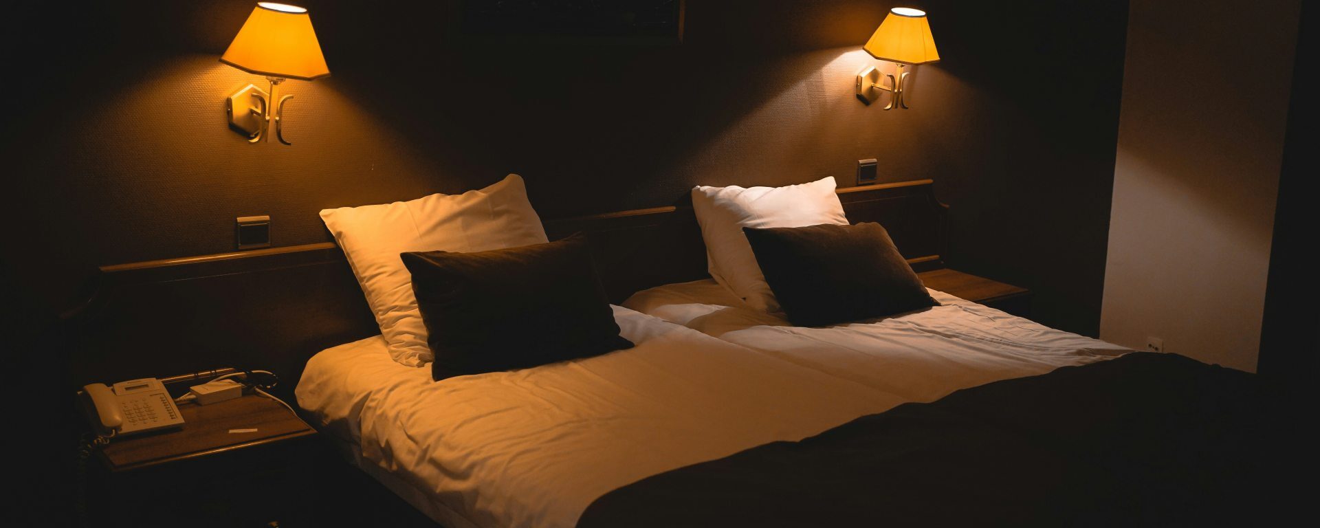 chambre d'hôtel dans la pénombre