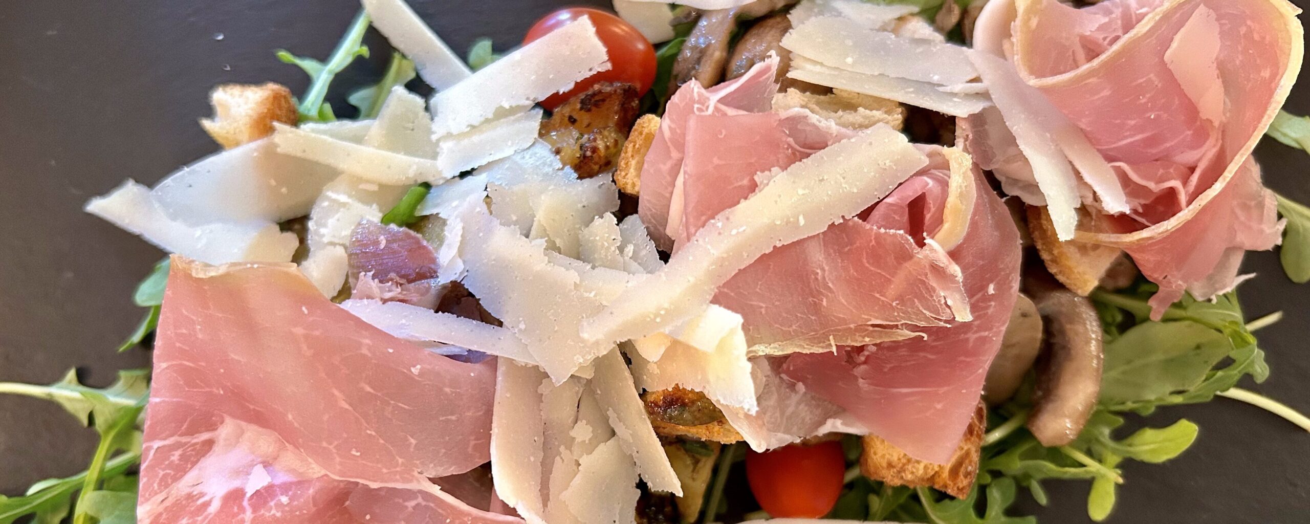 salade composée sur ardoise noire