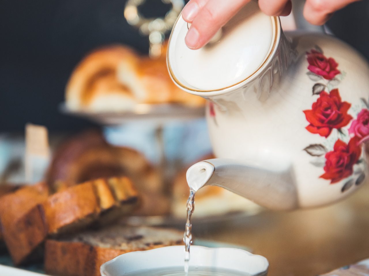 théière en porcelaine versant du thé